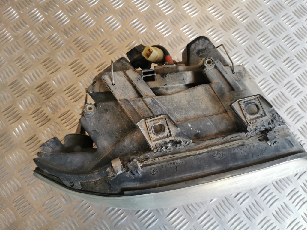 Priekšējais labais lukturis priekš AUDI A6 1998 4 Priekšējais labais lukturis priekš AUDI A6 1998