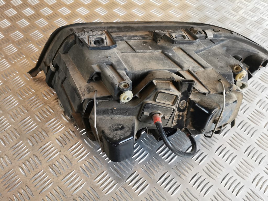 Priekšējais labais lukturis priekš AUDI A6 1998 3 Priekšējais labais lukturis priekš AUDI A6 1998