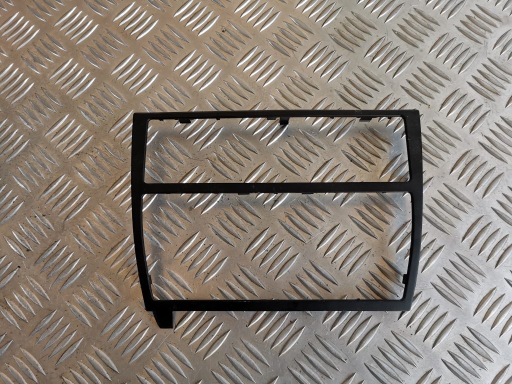 Mērinstrumentu paneļa dekoratīvais rāmis priekš AUDI A6 1998 1 Mērinstrumentu paneļa dekoratīvais rāmis priekš AUDI A6 1998