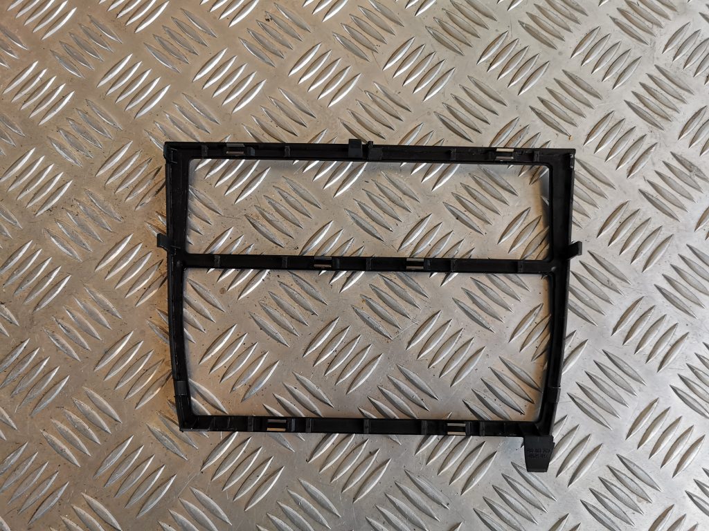 Mērinstrumentu paneļa dekoratīvais rāmis priekš AUDI A6 1998 2 Mērinstrumentu paneļa dekoratīvais rāmis priekš AUDI A6 1998