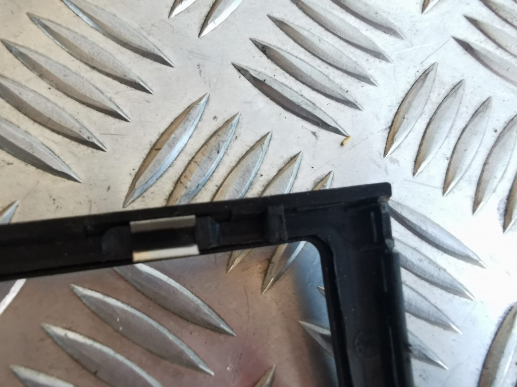 Mērinstrumentu paneļa dekoratīvais rāmis priekš AUDI A6 1998 4 Mērinstrumentu paneļa dekoratīvais rāmis priekš AUDI A6 1998