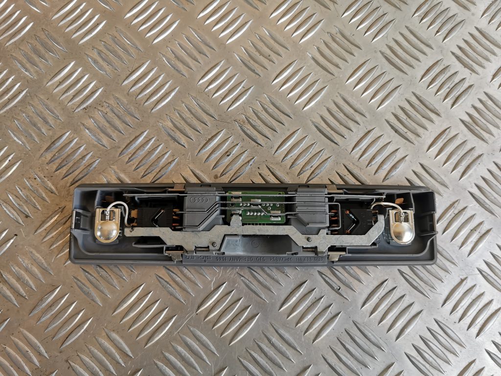 Aizmugurējo sēdvietu apgaismojums priekš AUDI A6 1998