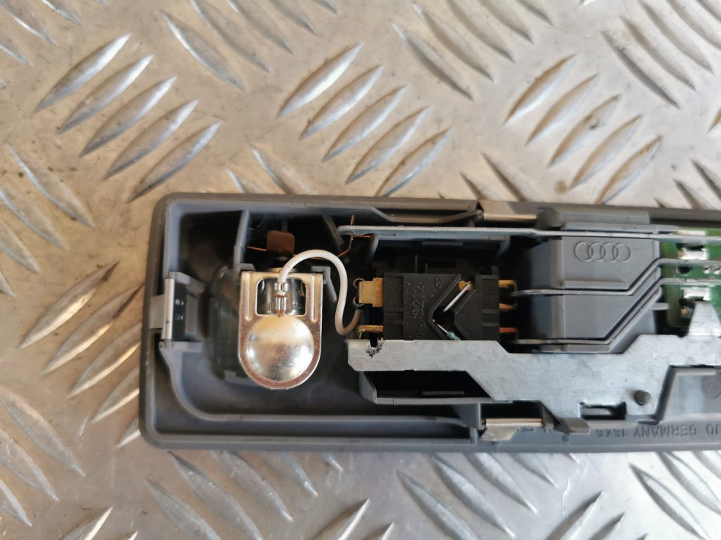 Aizmugurējo sēdvietu apgaismojums priekš AUDI A6 1998