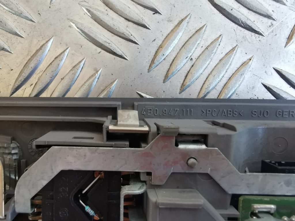 Aizmugurējo sēdvietu apgaismojums priekš AUDI A6 1998