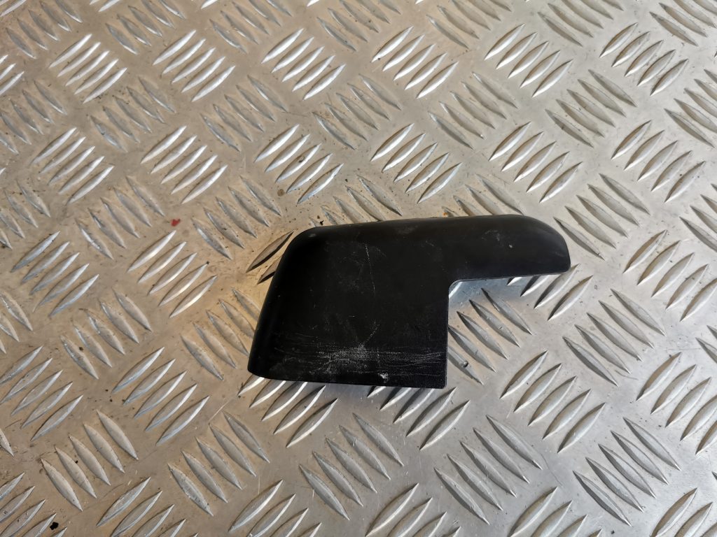 Priekšējā kreisā sēdekļa sliežu apdare priekš AUDI A6 1998 1 Priekšējā kreisā sēdekļa sliežu apdare priekš AUDI A6 1998