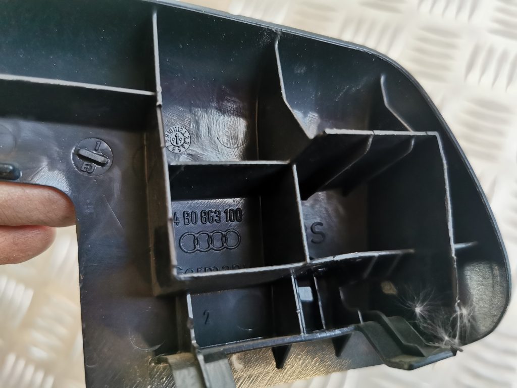 Priekšējā kreisā sēdekļa sliežu apdare priekš AUDI A6 1998 3 Priekšējā kreisā sēdekļa sliežu apdare priekš AUDI A6 1998