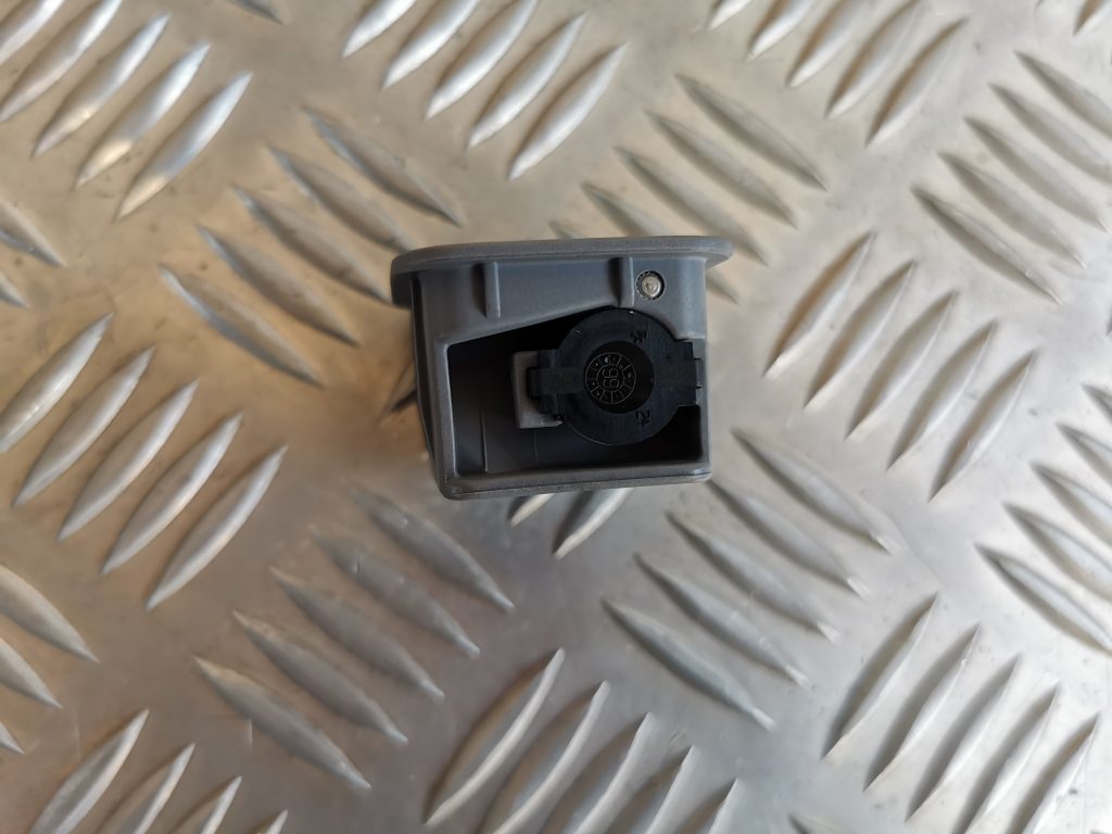 Salona āķis griestos priekš AUDI A6 1998 2 Salona āķis griestos priekš AUDI A6 1998