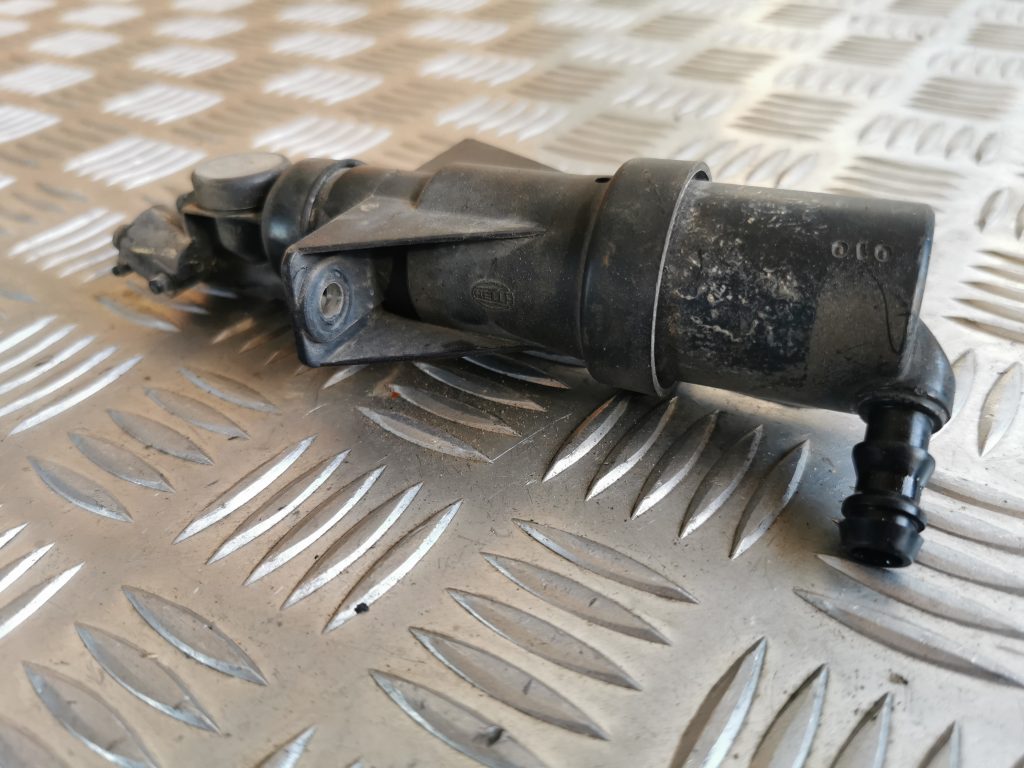 Lukturu mazgātāja sprausla priekš AUDI A6 1998 3 Lukturu mazgātāja sprausla priekš AUDI A6 1998