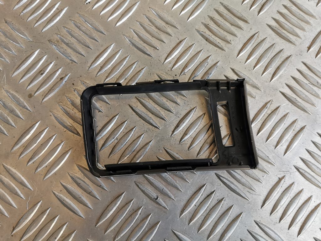 Mērinstrumentu paneļa dekoratīvais rāmis priekš AUDI A6 1998 2 Mērinstrumentu paneļa dekoratīvais rāmis priekš AUDI A6 1998