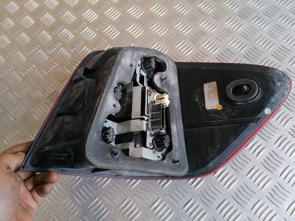 Aizmugurējais kreisais lukturis priekš MERCEDES BENZ ML320 2005 BLACK 4 Aizmugurējais kreisais lukturis priekš MERCEDES BENZ ML320 2005 BLACK