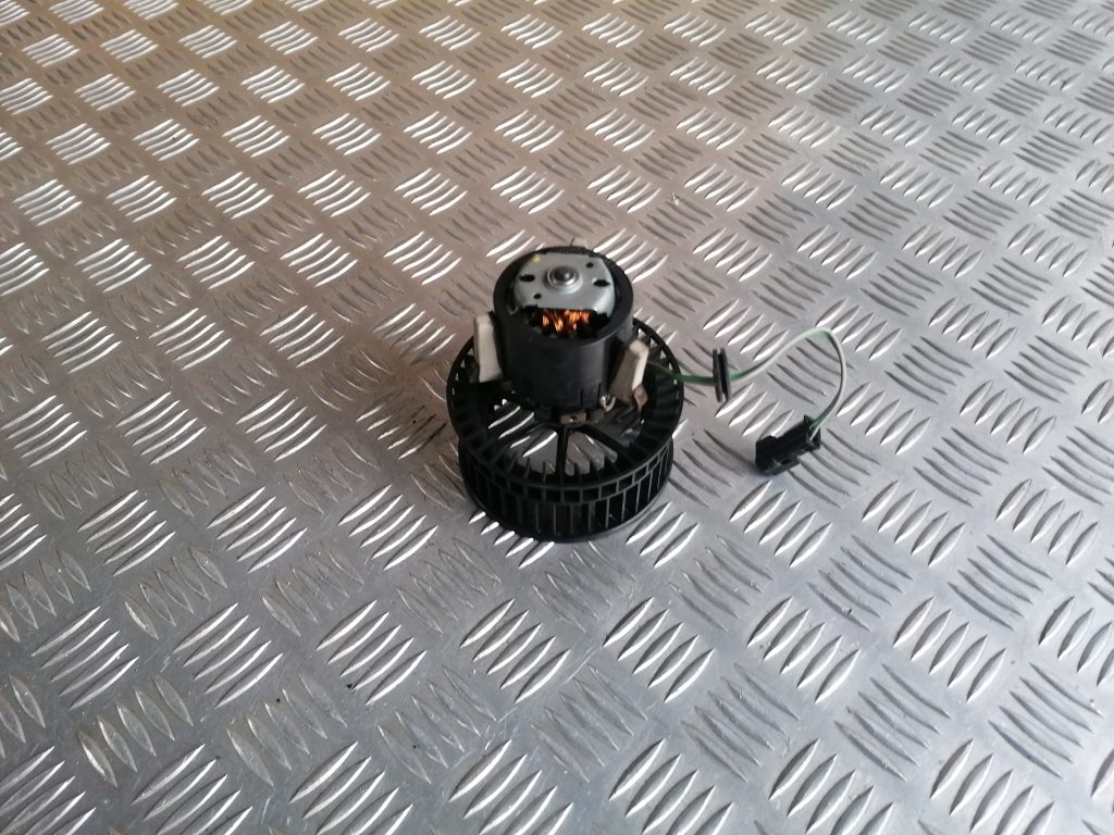 Salona ventilators priekš MERCEDES BENZ ML320 2005 BLACK 2 Salona ventilators priekš MERCEDES BENZ ML320 2005 BLACK