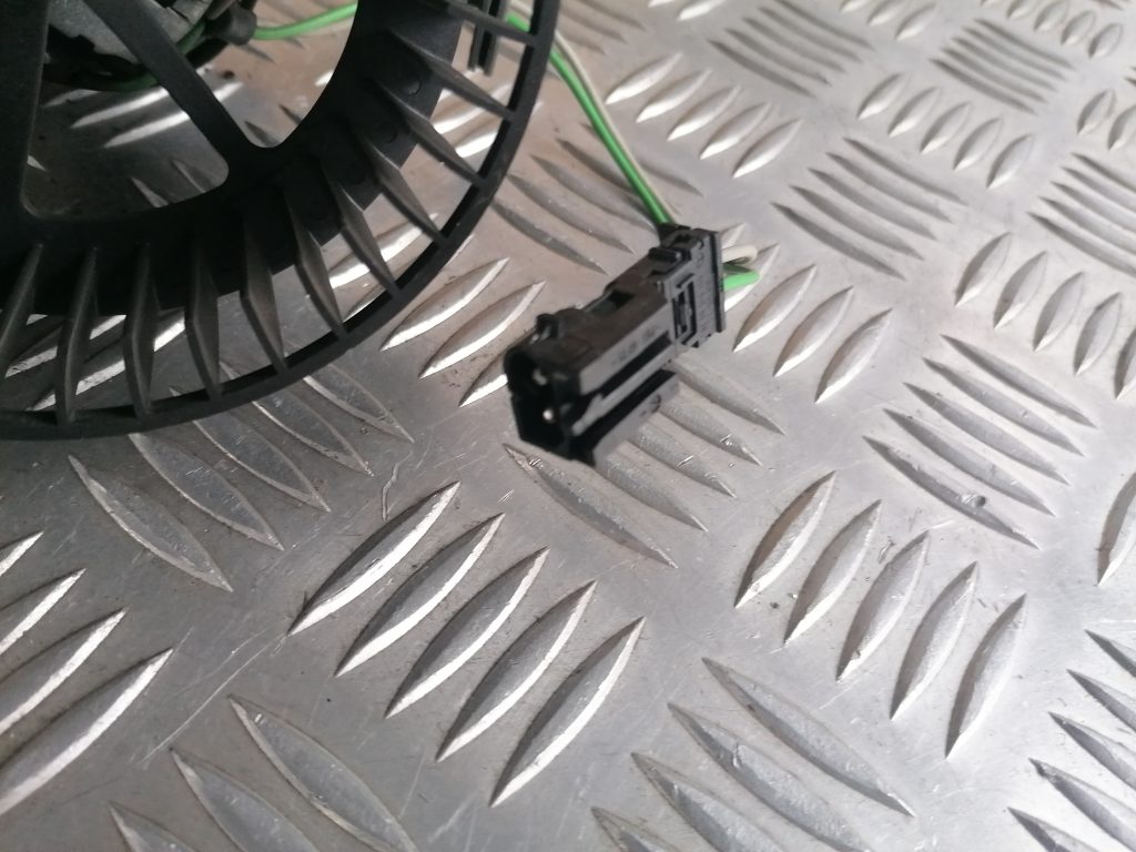 Salona ventilators priekš MERCEDES BENZ ML320 2005 BLACK 4 Salona ventilators priekš MERCEDES BENZ ML320 2005 BLACK