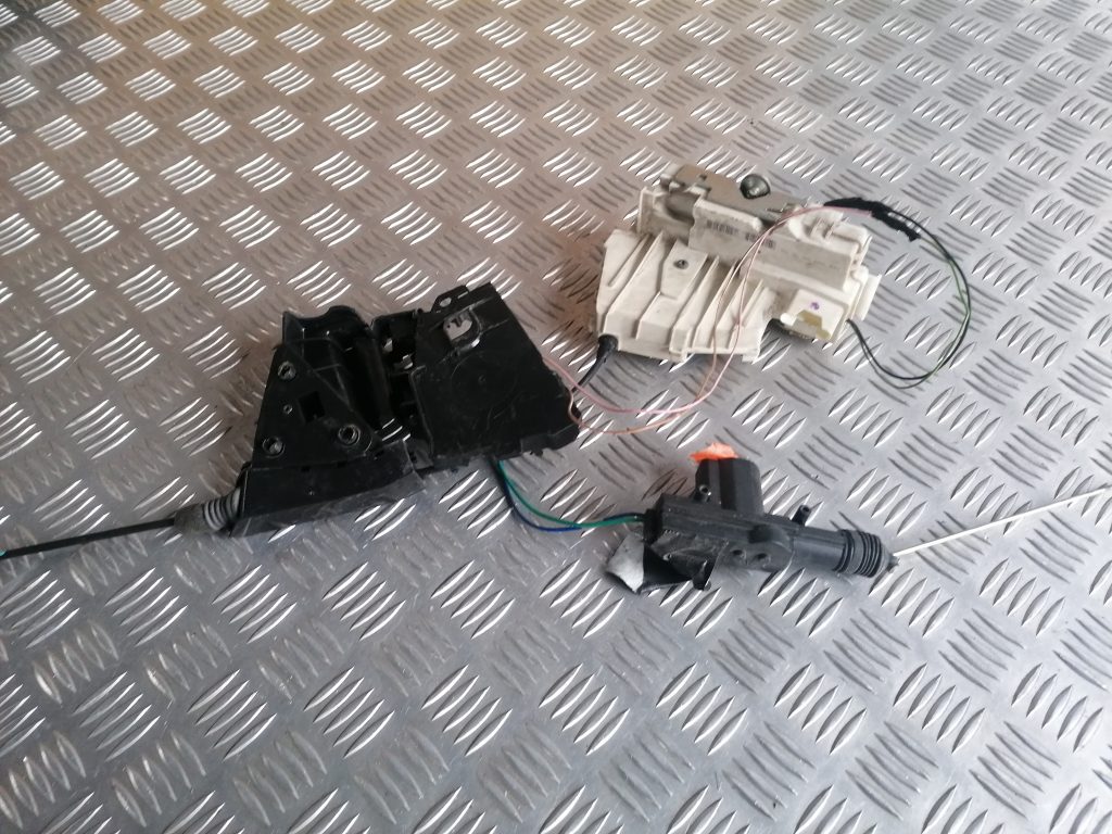 Priekšējo labo durvju slēdzene priekš MERCEDES BENZ ML320 2005 BLACK 2 Priekšējo labo durvju slēdzene priekš MERCEDES BENZ ML320 2005 BLACK