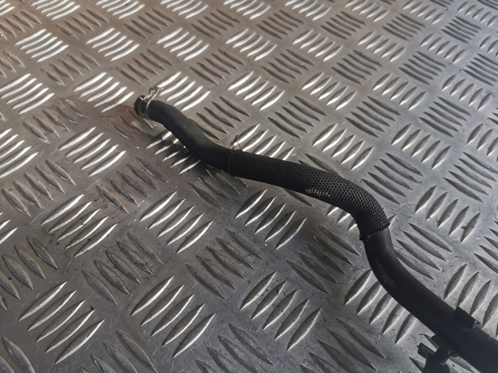 Gumijas šļūtene priekš MERCEDES BENZ ML320 2005 BLACK 2 Gumijas šļūtene priekš MERCEDES BENZ ML320 2005 BLACK