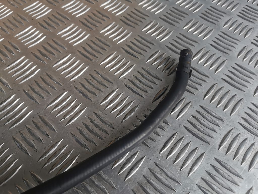 Gumijas šļūtene priekš MERCEDES BENZ ML320 2005 BLACK 4 Gumijas šļūtene priekš MERCEDES BENZ ML320 2005 BLACK