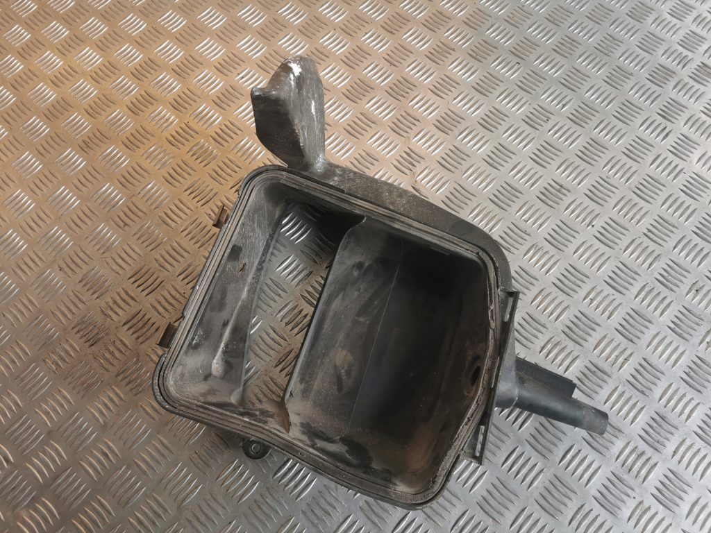 Gaisa filtra korpusa vāks priekš MERCEDES BENZ ML320 2005 BLACK 2 Gaisa filtra korpusa vāks priekš MERCEDES BENZ ML320 2005 BLACK