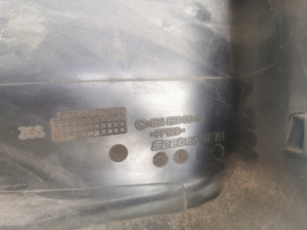 Gaisa filtra korpusa vāks priekš MERCEDES BENZ ML320 2005 BLACK 3 Gaisa filtra korpusa vāks priekš MERCEDES BENZ ML320 2005 BLACK