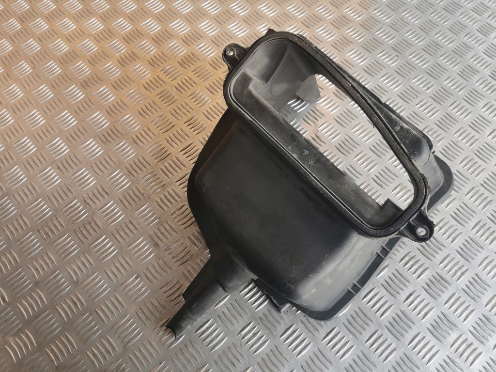 Gaisa filtra korpusa vāks priekš MERCEDES BENZ ML320 2005 BLACK 1 Gaisa filtra korpusa vāks priekš MERCEDES BENZ ML320 2005 BLACK