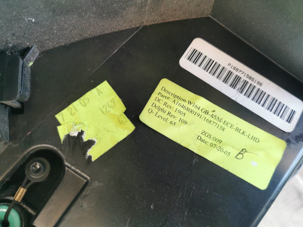 Mantu glabāšanas nodalījums pasažiera pusē priekš MERCEDES BENZ ML320 2005 BLACK 4 Mantu glabāšanas nodalījums pasažiera pusē priekš MERCEDES BENZ ML320 2005 BLACK