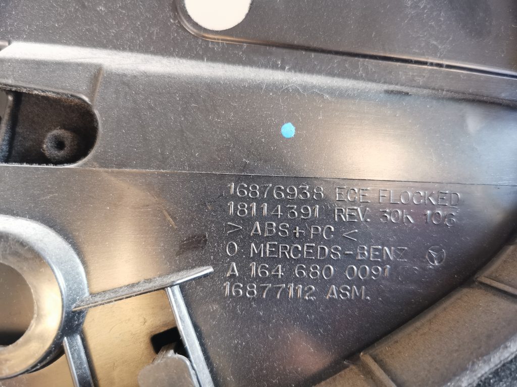 Mantu glabāšanas nodalījums pasažiera pusē priekš MERCEDES BENZ ML320 2005 BLACK 5 Mantu glabāšanas nodalījums pasažiera pusē priekš MERCEDES BENZ ML320 2005 BLACK