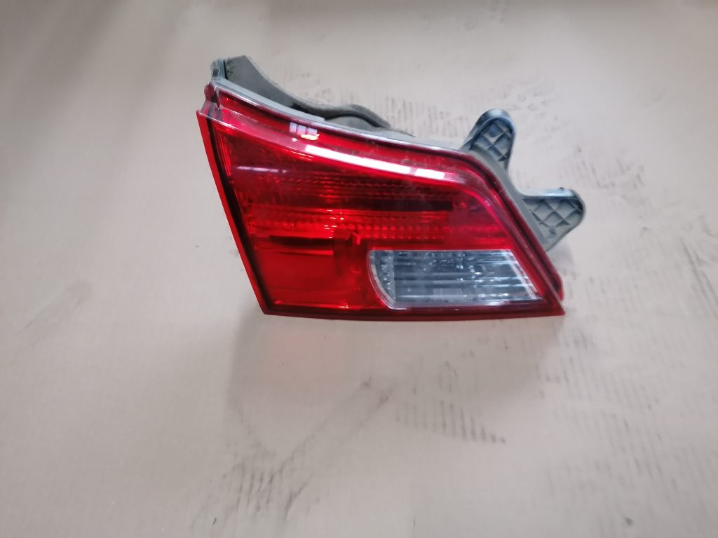 Bagāžnieka vāka kreisais lukturis priekš SUBARU LEGACY 2011