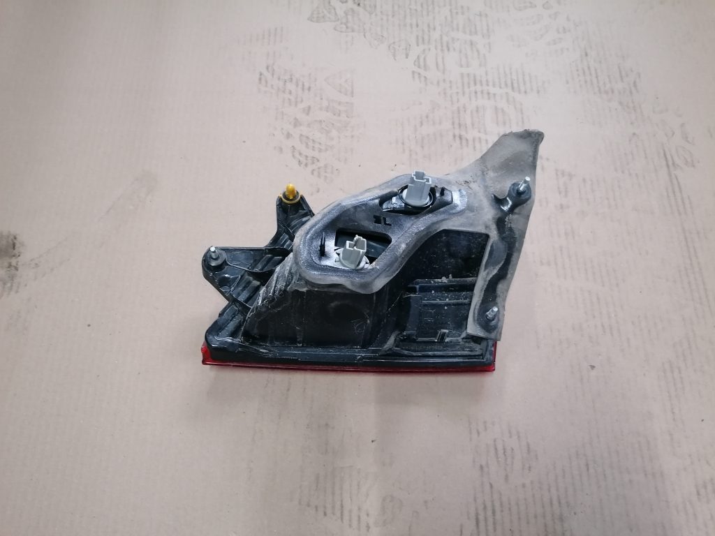 Bagāžnieka vāka kreisais lukturis priekš SUBARU LEGACY 2011