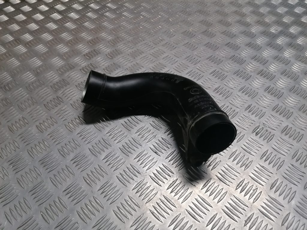 Interkulera caurule priekš SUBARU LEGACY 2011 2 Interkulera caurule priekš SUBARU LEGACY 2011