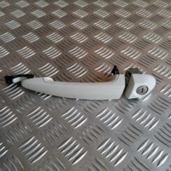 Priekšējāis kreisais durvju rokturis priekš BMW 1 E87 2009 WHITE