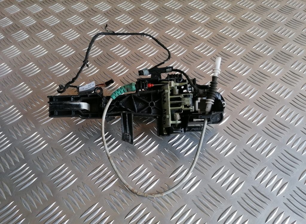 Aizmugurējais kreisais durvju rokturis priekš BMW 1 E87 2009 WHITE