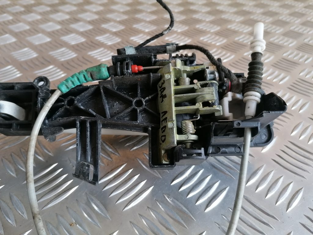 Aizmugurējais kreisais durvju rokturis priekš BMW 1 E87 2009 WHITE