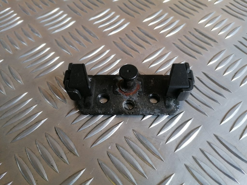 Bagažnieka vāka slēdzenes cilpa priekš BMW 1 E87 2009 WHITE 2 Bagažnieka vāka slēdzenes cilpa priekš BMW 1 E87 2009 WHITE