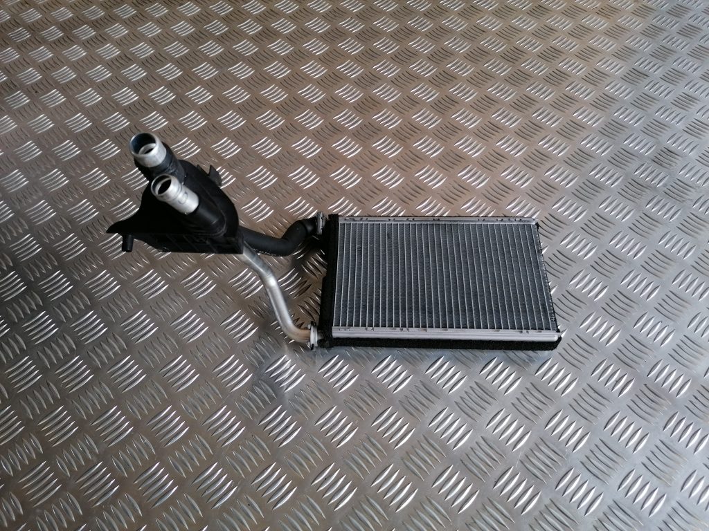 Apsildes sistēmas radiators priekš BMW 1 E87 2009 WHITE