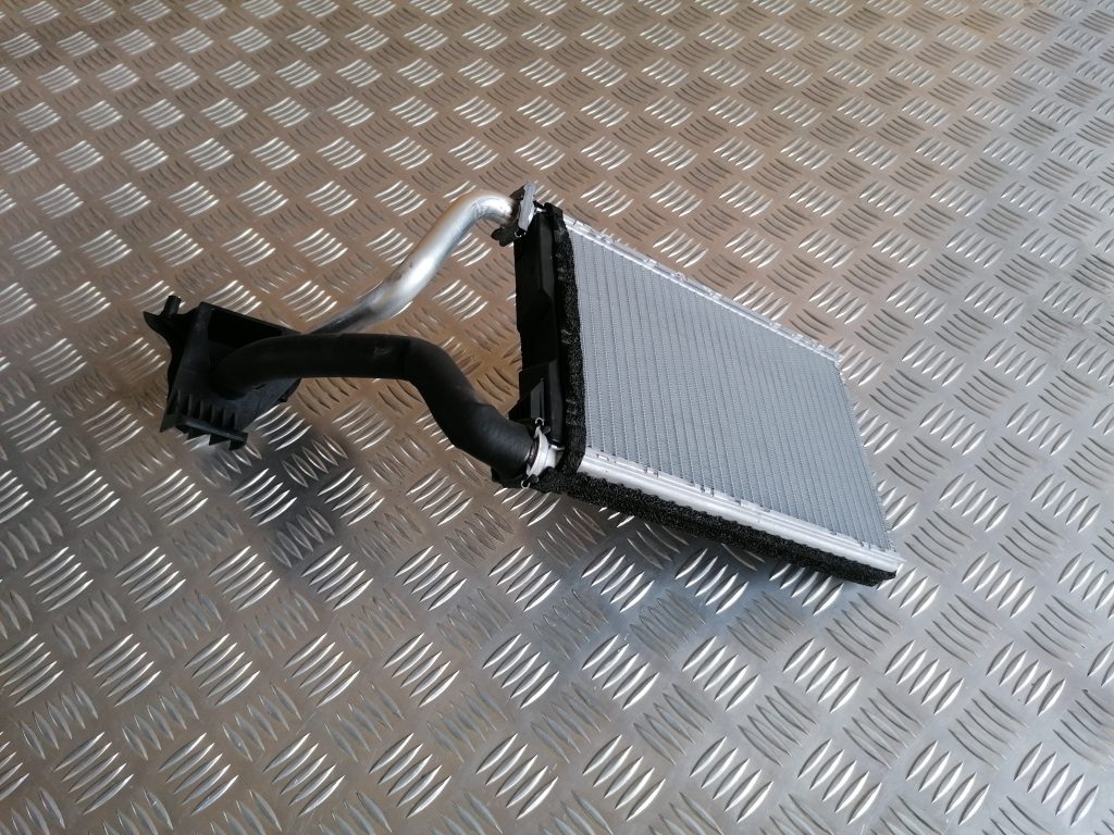 Apsildes sistēmas radiators priekš BMW 1 E87 2009 WHITE