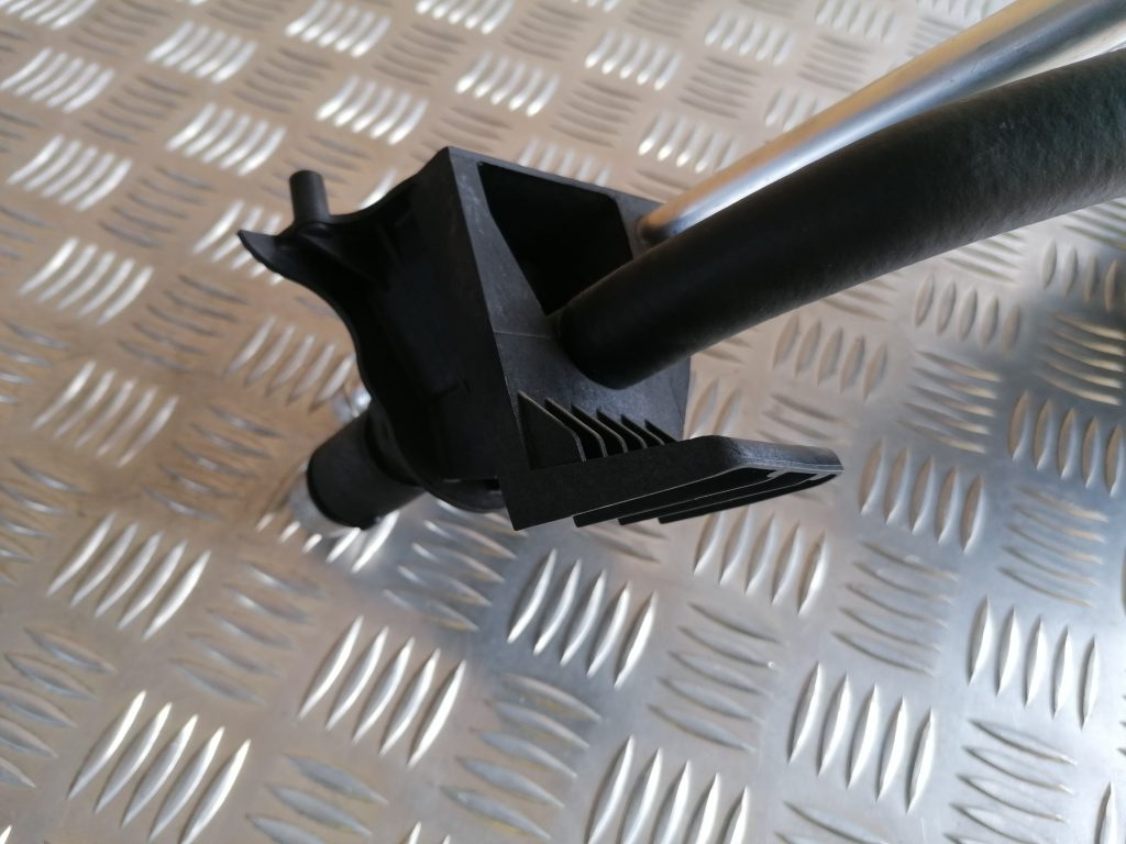 Apsildes sistēmas radiators priekš BMW 1 E87 2009 WHITE