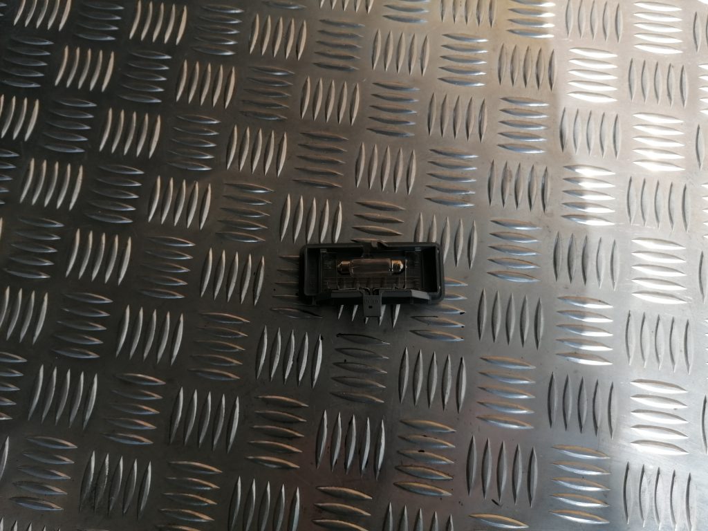 Saules aizsarga apgaismojums priekš BMW 1 E87 2009 WHITE 2 Saules aizsarga apgaismojums priekš BMW 1 E87 2009 WHITE