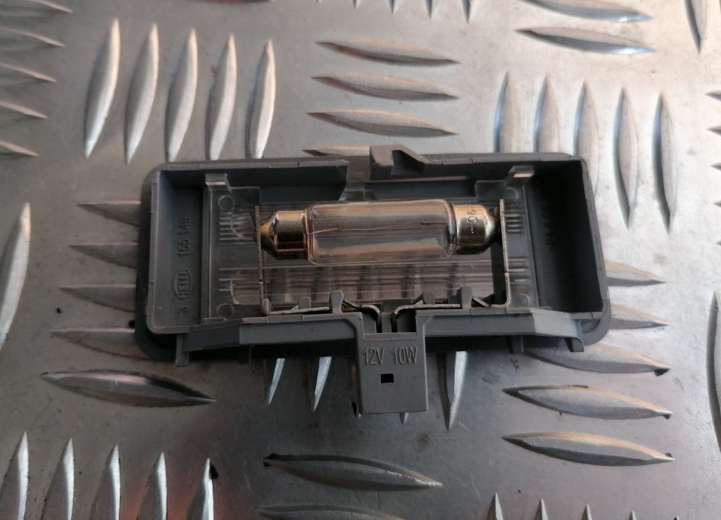 Saules aizsarga apgaismojums priekš BMW 1 E87 2009 WHITE 3 Saules aizsarga apgaismojums priekš BMW 1 E87 2009 WHITE