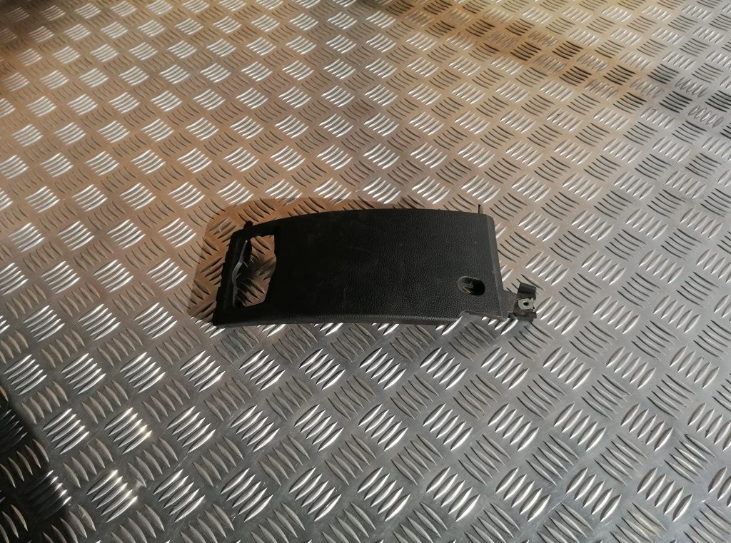 Mērinstrumentu paneļa apdare (zem stūres) priekš BMW 1 E87 2009 WHITE 1 Mērinstrumentu paneļa apdare (zem stūres) priekš BMW 1 E87 2009 WHITE