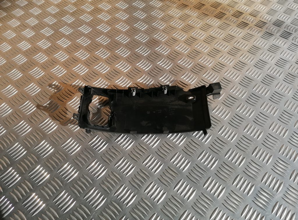 Mērinstrumentu paneļa apdare (zem stūres) priekš BMW 1 E87 2009 WHITE 2 Mērinstrumentu paneļa apdare (zem stūres) priekš BMW 1 E87 2009 WHITE