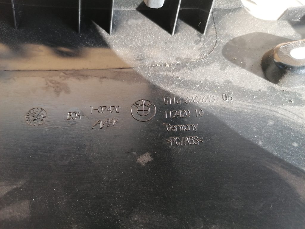 Mērinstrumentu paneļa apdare (zem stūres) priekš BMW 1 E87 2009 WHITE 3 Mērinstrumentu paneļa apdare (zem stūres) priekš BMW 1 E87 2009 WHITE