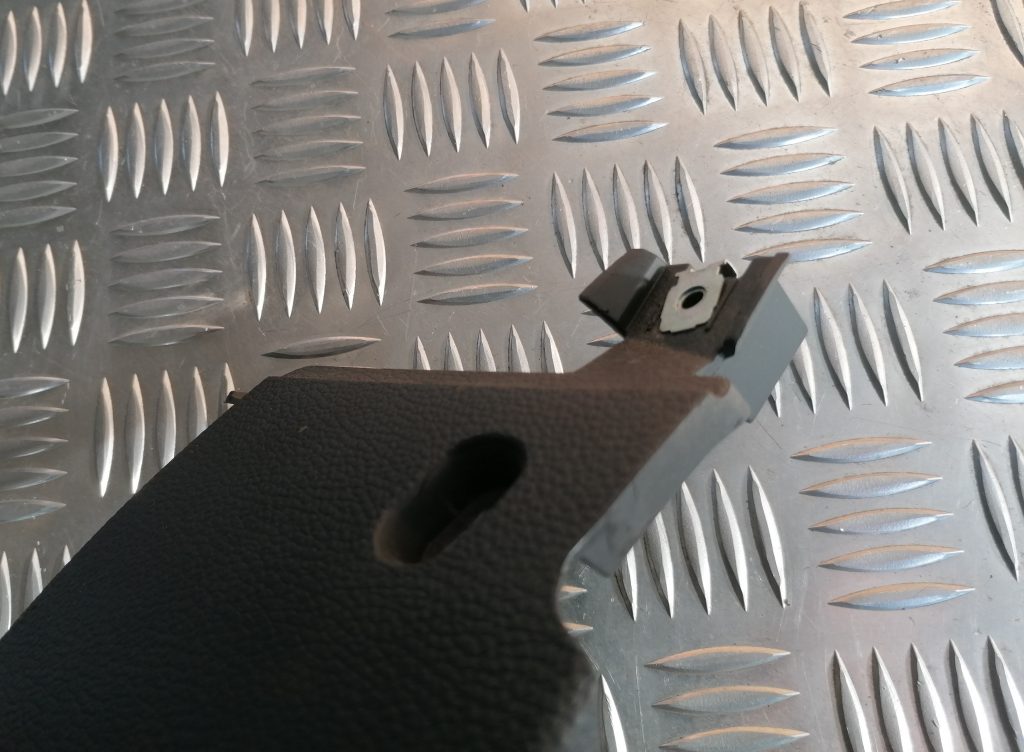 Mērinstrumentu paneļa apdare (zem stūres) priekš BMW 1 E87 2009 WHITE 4 Mērinstrumentu paneļa apdare (zem stūres) priekš BMW 1 E87 2009 WHITE