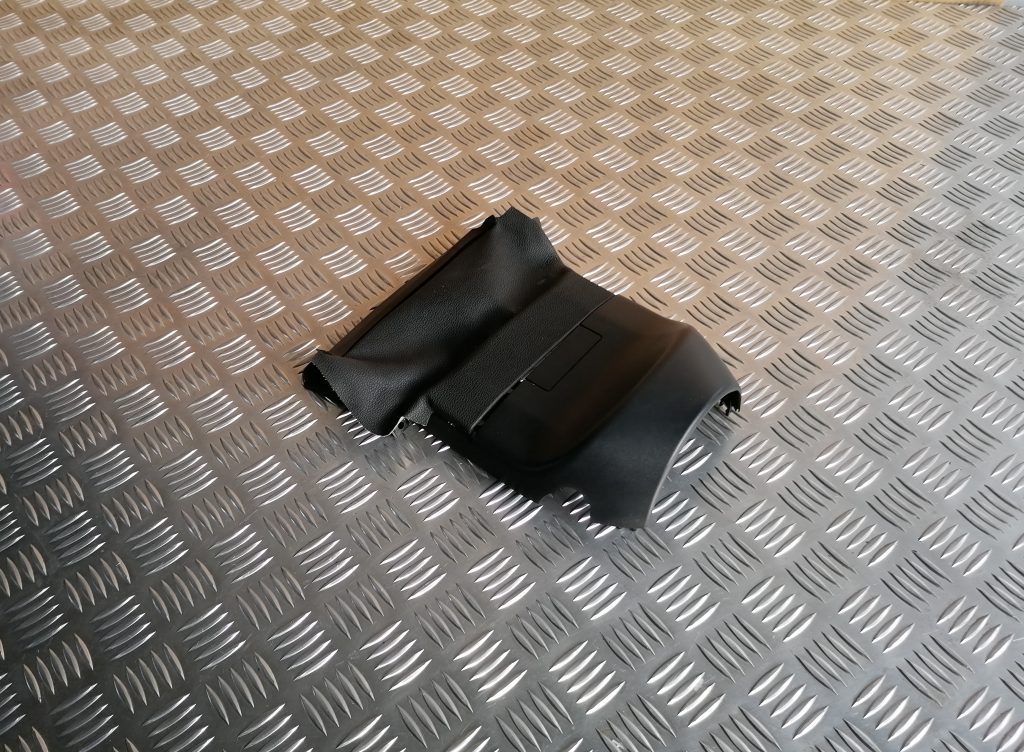 Stūres statnes putekļu aizsargs (salonā) priekš BMW 1 E87 2009 WHITE 1 Stūres statnes putekļu aizsargs (salonā) priekš BMW 1 E87 2009 WHITE