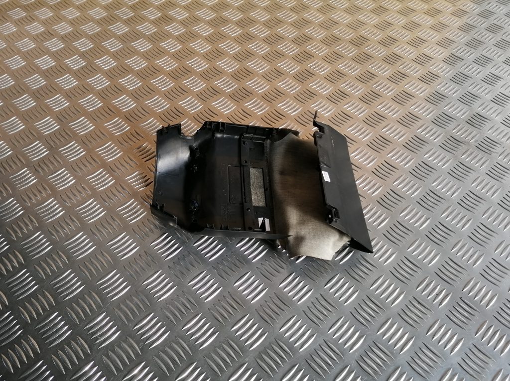 Stūres statnes putekļu aizsargs (salonā) priekš BMW 1 E87 2009 WHITE 2 Stūres statnes putekļu aizsargs (salonā) priekš BMW 1 E87 2009 WHITE