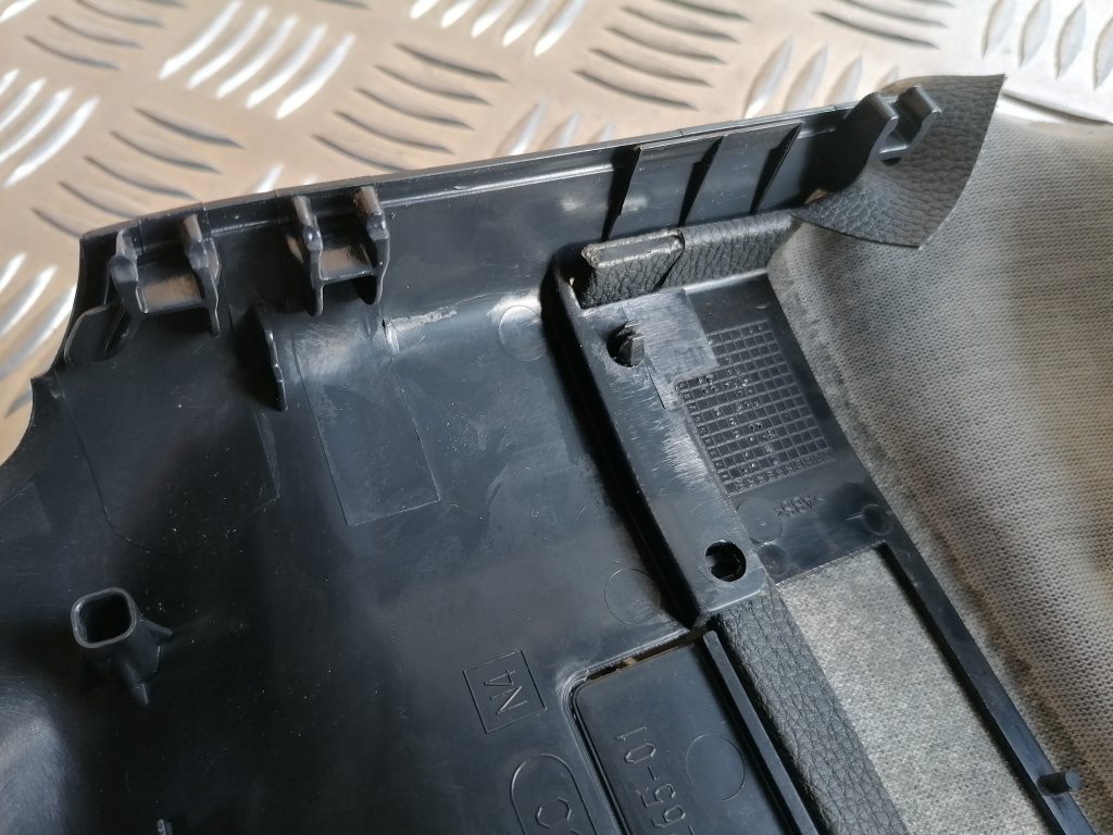 Stūres statnes putekļu aizsargs (salonā) priekš BMW 1 E87 2009 WHITE 4 Stūres statnes putekļu aizsargs (salonā) priekš BMW 1 E87 2009 WHITE