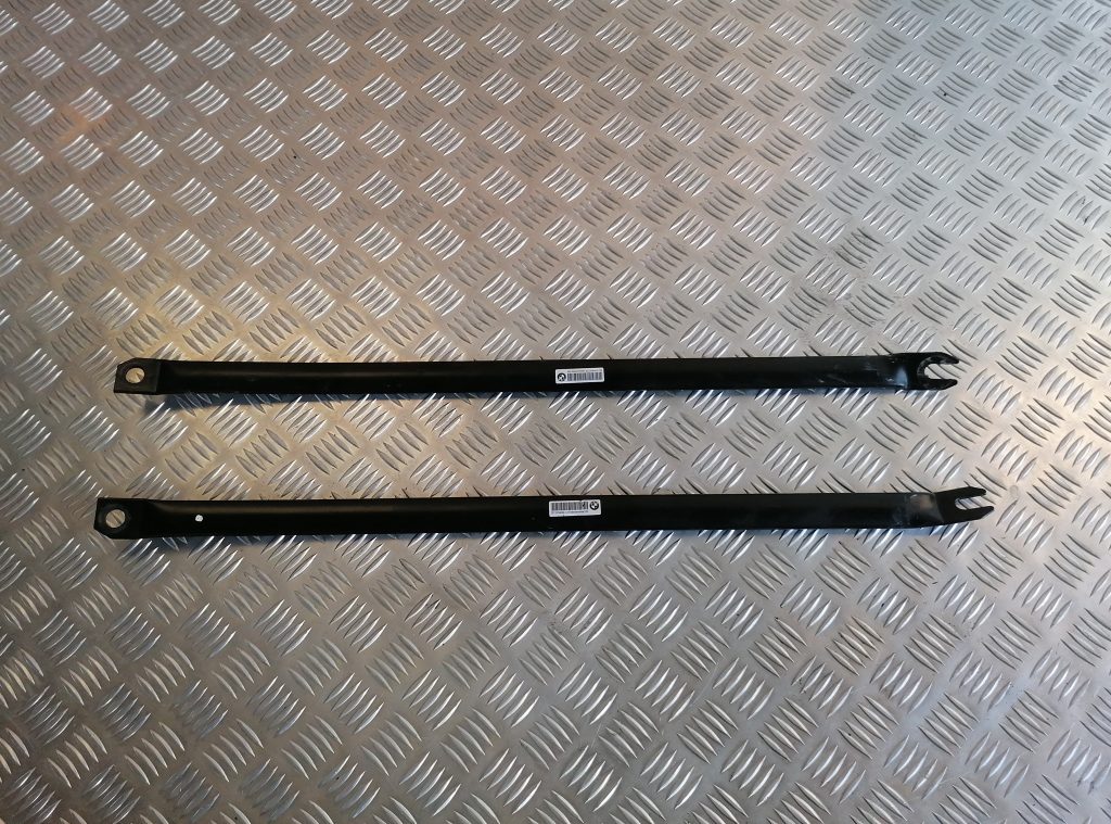 Priekšējo statņu stiprinājums priekš BMW 1 E87 2009 WHITE 2 Priekšējo statņu stiprinājums priekš BMW 1 E87 2009 WHITE