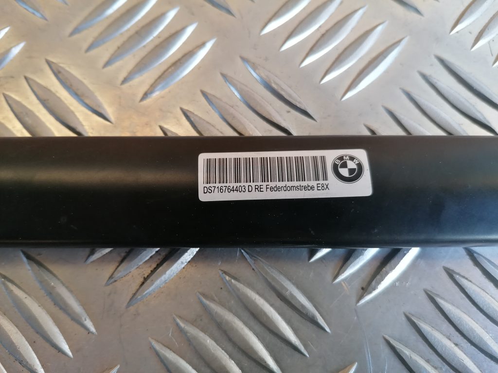 Priekšējo statņu stiprinājums priekš BMW 1 E87 2009 WHITE 3 Priekšējo statņu stiprinājums priekš BMW 1 E87 2009 WHITE