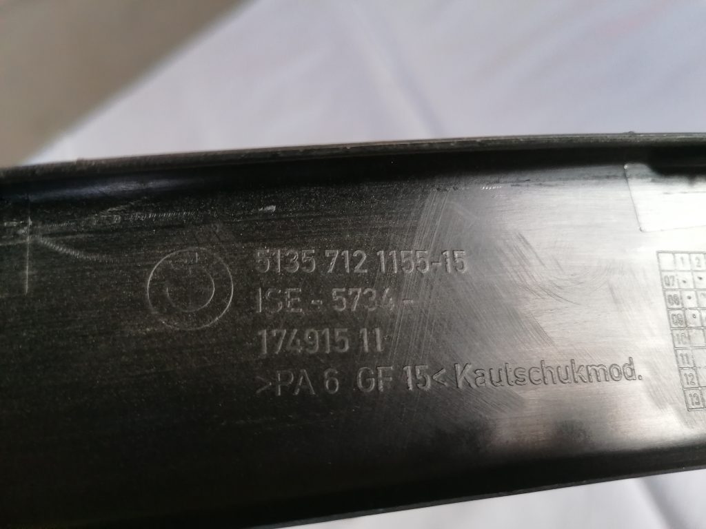 Aizmugurējo kreiso durvju moldings priekš BMW 1 E87 2009 WHITE 2 Aizmugurējo kreiso durvju moldings priekš BMW 1 E87 2009 WHITE