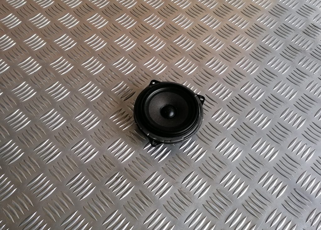 Durvju skaļrunis, apakšā priekš BMW 1 E87 2009 WHITE 1 Durvju skaļrunis, apakšā priekš BMW 1 E87 2009 WHITE