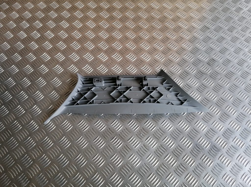 Bagažnieka nodalījuma statnes apdare priekš BMW 1 E87 2009 WHITE 2 Bagažnieka nodalījuma statnes apdare priekš BMW 1 E87 2009 WHITE