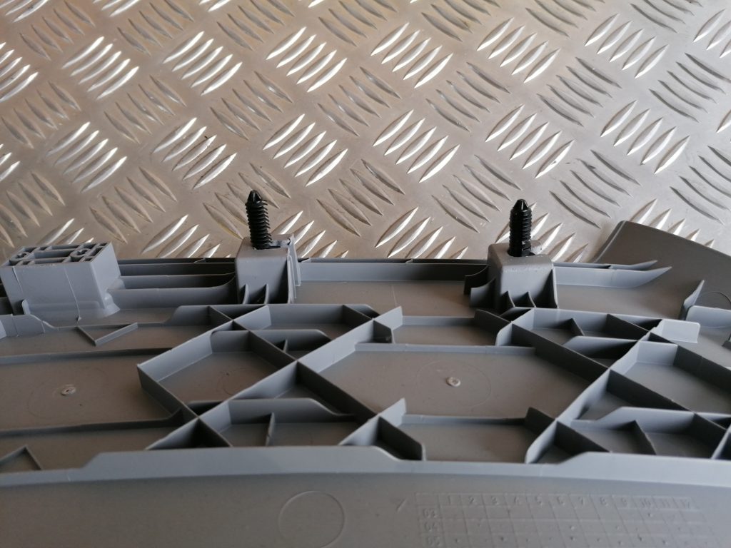 Bagažnieka nodalījuma statnes apdare priekš BMW 1 E87 2009 WHITE 3 Bagažnieka nodalījuma statnes apdare priekš BMW 1 E87 2009 WHITE