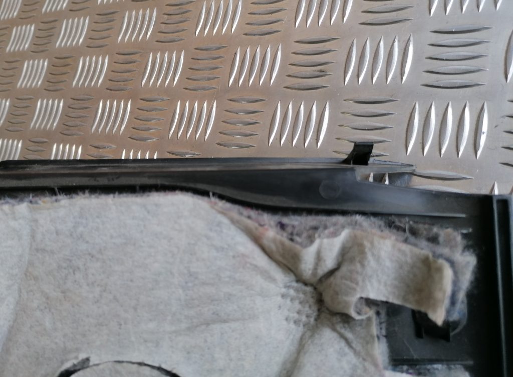 Mērinstrumentu paneļa apakšēja apdare priekš BMW 1 E87 2009 WHITE 4 Mērinstrumentu paneļa apakšēja apdare priekš BMW 1 E87 2009 WHITE